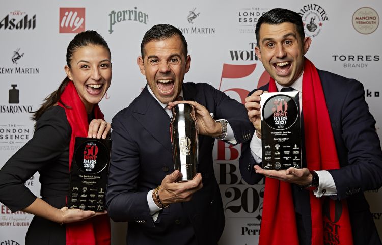 Perrone e Bargiani festeggiano con la cagliaritana Maura Milia il primo posto della classifica World’s 50 Best Bar
