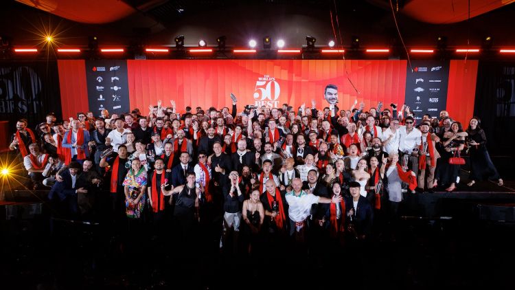 Foto di gruppo al termine della cerimonia dei World's 50 Best Bars 2025

