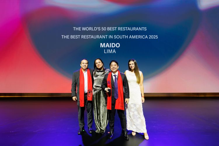 Il team del Maido guidato da Mitsuharu Tsumura e 