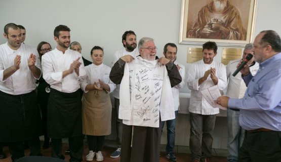 Padre Maurizio e la divisa firmata da tutti i cuochi dell'edizione 2013 di “Grandi Cuochi all’Opera”