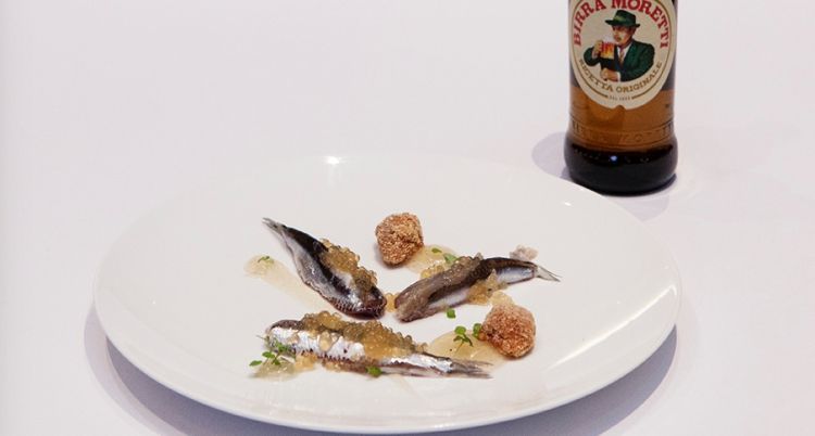 Alici di Cetara affumicate, caviale di colatura, gelèe alla Birra Moretti e meringa di pane croccante di Alberto Francesco Wengert, sous chef della Locanda del Borgo di Telese Terme (Benevento)
