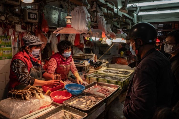 Un wet market a Macao, Cina (foto Anthony Kwan/Get
