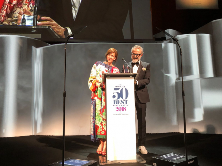 Massimo Bottura sul palco con la moglie Lara Gilmo