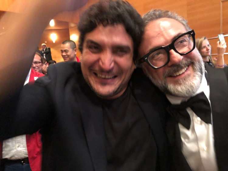 Mauro Colagreco festeggia con Massimo Bottura
