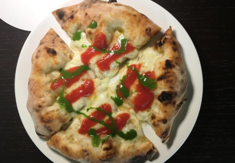 La pizza Margherita Sbagliata. Ricordiamo che le pizze di Franco Pepe a Identità Milano hanno dimensioni più ridotte rispetto al normale, per essere funzionali alla Formula Business (35 euro con scelta di un primo + un secondo oppure una pizza + un secondo, Acqua Panna o S.Pellegrino, caffè Lavazza e coperto inclusi)
