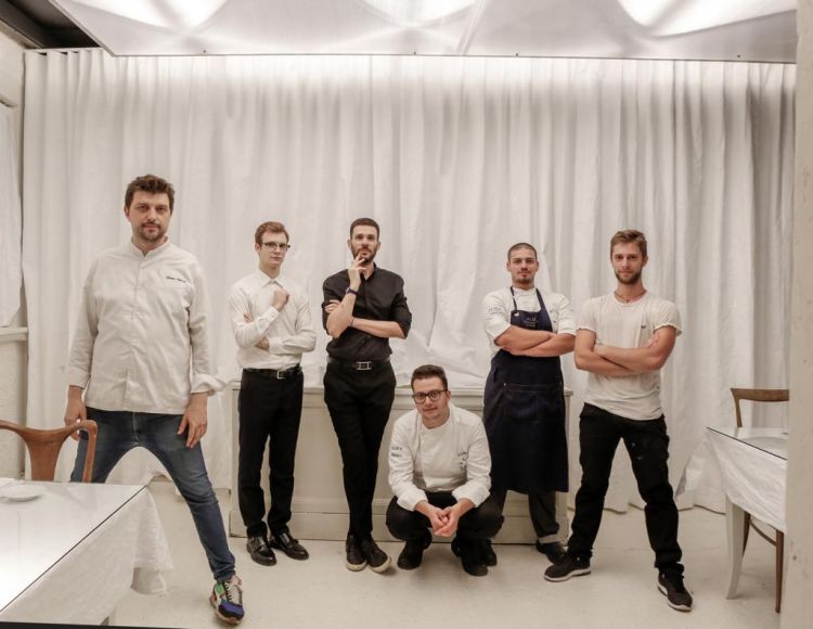 Lo staff del ristorante Dina, a sinistra lo chef Alberto Gipponi
