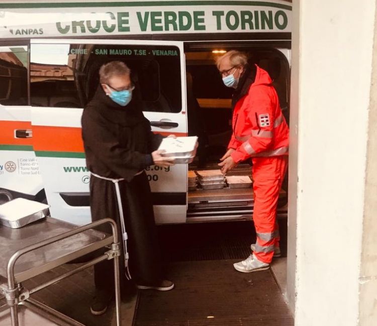 La consegna dei pasti ai Frati Minori