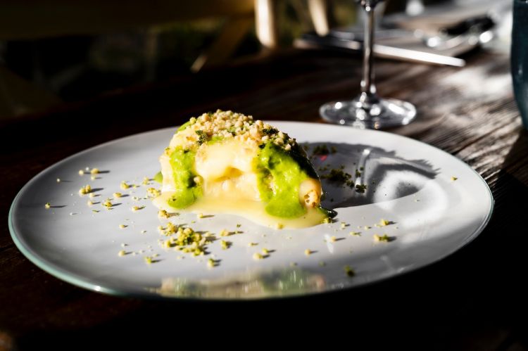 Steamed pizza with Paolo Petrilli tomatoes, chlorophyll sauce, cream of burrata and smoked oil. «It's a small innovation on Margherita» with a different dough and, in this photo, without tomato