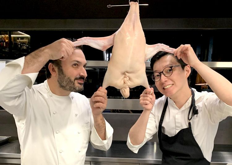Chang Liu, nuovo chef del MU dimsum di Milano, e Remo Capitaneo, suo prestigioso ospite "lavorante", durante una pausa simpatica nella ricerca che hanno fatto sull'Anatra alla pechinese perfetta