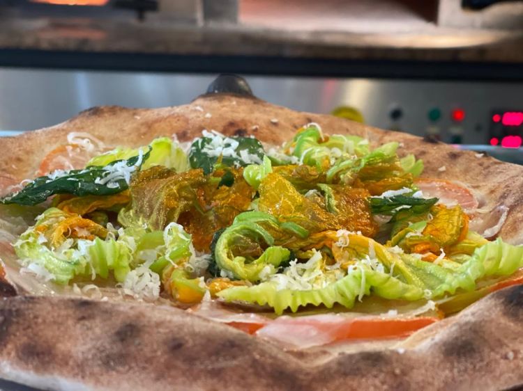 Lardo, pomodoro e fiori di zucca: la pizza della r