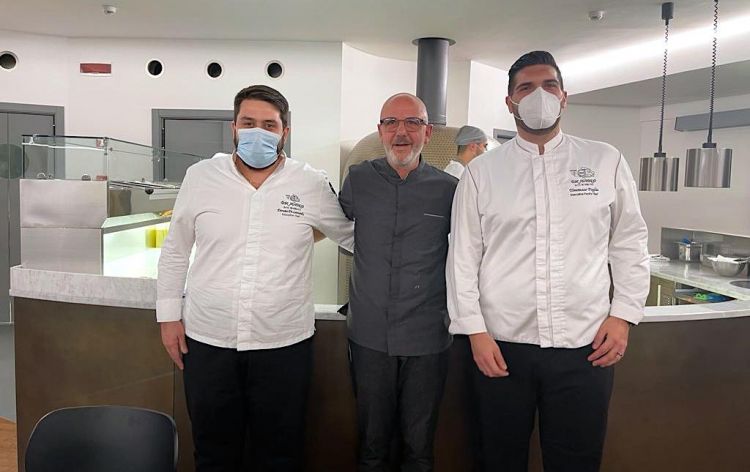 Pepe con Donato De Leonardis, a sinistra, chef del Don Alfonso al San Barbato, e con Tommaso Foglia, a destra, pastry chef della stessa struttura
