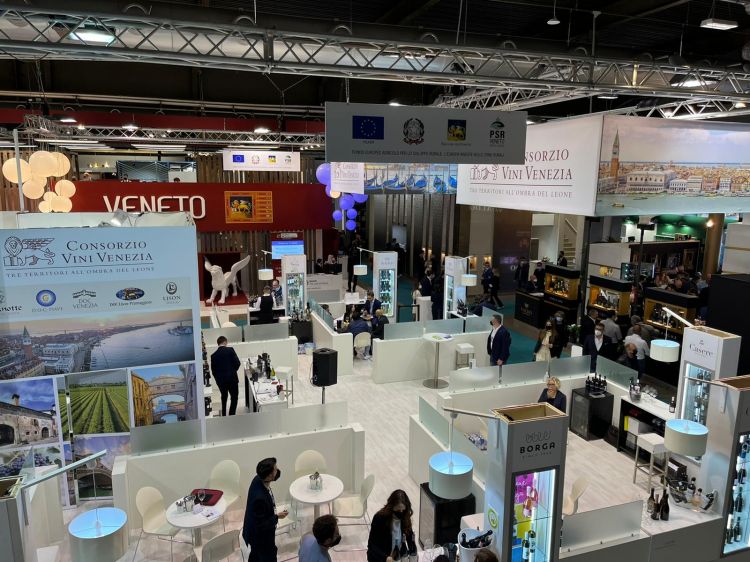 Stand meno affollati del solito nel primo giorno di Vinitaly 2022, ma gli operatori sono comunque soddisfatti: «Così si lavora meglio, è questo il futuro della kermesse»
