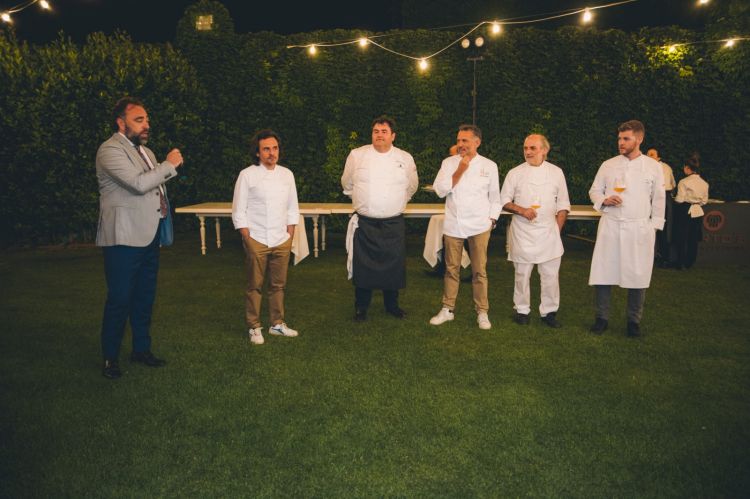 Magistà con gli chef protagonisti: da sinistra Antonio Zaccardi, Gennaro Esposito, Giancarlo Perbellini, Corrado Assenza e Luca Abbruzzino
