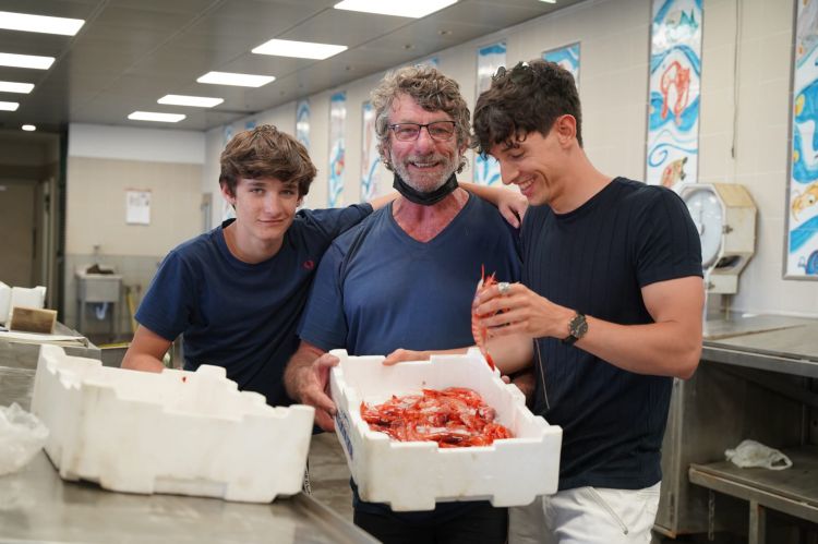 Pecis with Adriano, the supplier of the Santa Magherita red prawns, and his son
