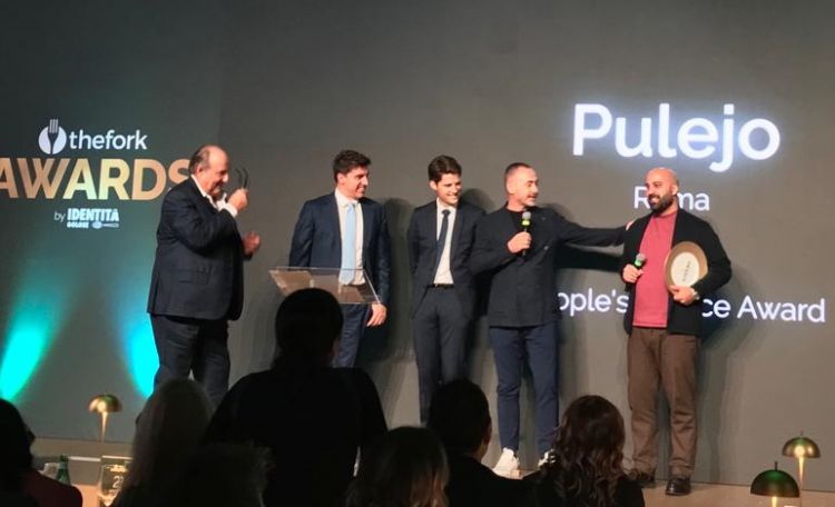 Davide Puleio riceve il premio come ristorante pi