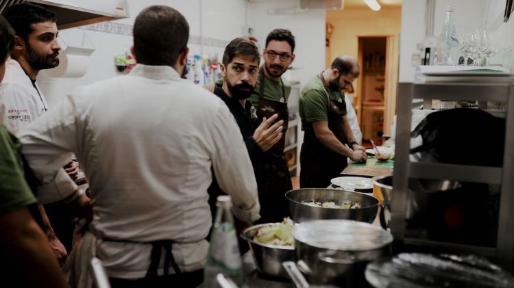 Cristian Torsiello, ideatore di Entroterra, in cucina insieme ad Antonio Biafora
