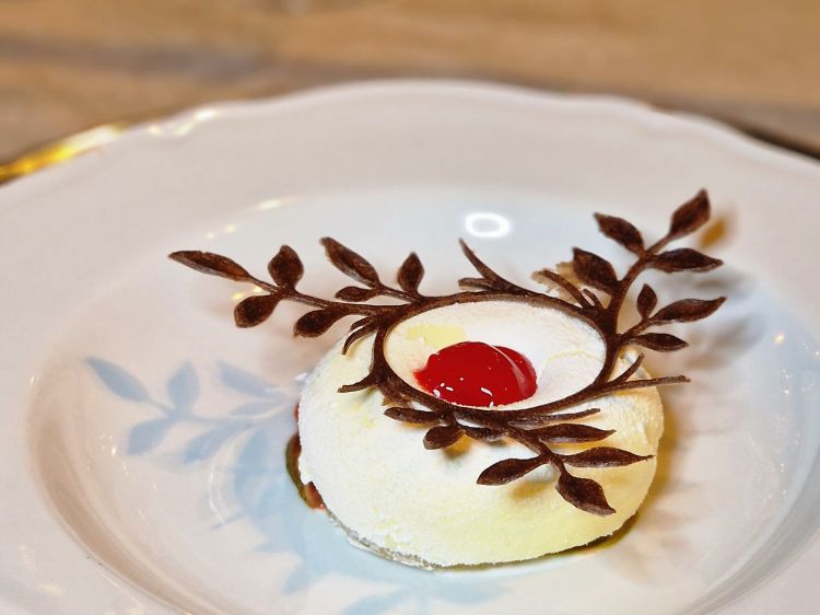 Mousse di vaniglia di Tony Lo Coco: mousse di vaniglia con salsa di yogurt al gelsomino, coulis di menta e di anguria e cialda al cacao amaro di Modica