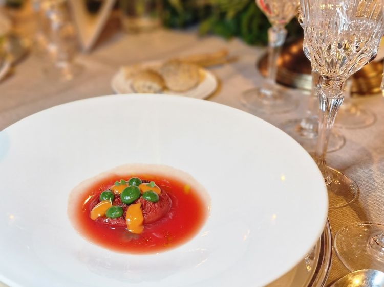 Cuore di papà di Carmelo Trentacosti: pomodoro cuor di bue fermentato, sgombro affumicato, maionese di tenerumi, maionese lavorata con gli scarti del pomodoro e acqua di vegetazione del pomodoro con spezie (Le foto dei piatti sono di Federica Raccuglia)
