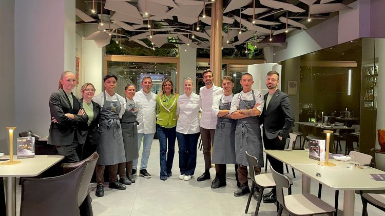 Foto di gruppo con al centro Barbara Politi tra G