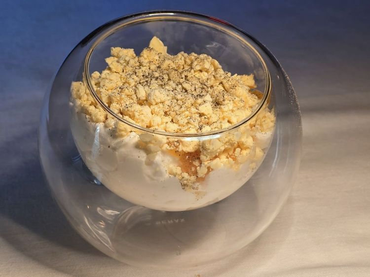 Vendemmia: gelato al Marsala con spuma di latte e loti, filetti di loti, salsa di loto ghiacciata, polvere di the verde e menta. Dessert elegante e complesso che celebra i sapori autunnali attraverso la dolcezza del loto e l’aromaticità del Marsala. Il gioco tra cremosità, freschezza e sapori erbacei rende questo piatto un’esperienza sensoriale lieve e golosa al tempo stesso