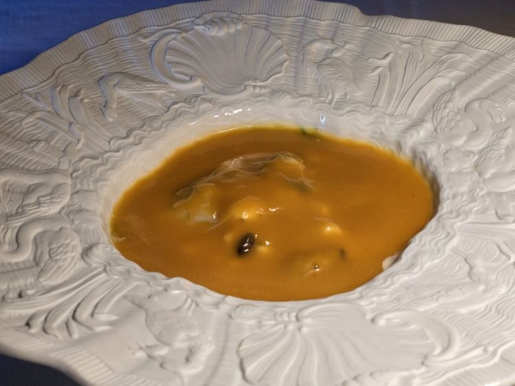 Minestra matriarcale: ditalino mantecato alla doppia panna, servito con velo e nero di seppia, frutti di mare e butternut squash. Si tratta di un piatto che gioca su sapori familiari come la crema di panna e la dolcezza della zucca, ma li arricchisce con note marine decise e contemporanee. La combinazione di consistenze, dall’avvolgenza cremosa della panna alla morbidezza dei frutti di mare, crea un'esperienza multisensoriale completa, rendendo il piatto una celebrazione sia del comfort che della raffinatezza