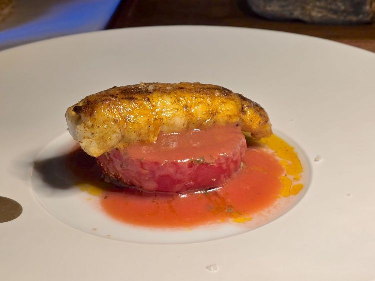Caprese di cuore, scampo e pomodoro: pomodoro Cioccolato con cuore di tonno, lamponi di Chiaramonte, Ras el hanout, scampo. Capolavoro di gusto e acidità, è una variazione sul tema rispetto alla Caprese tradizionale. La parte lattica è data dallo scampo e la sapidità deriva dal cuore di tonno. Punti di forza sono la consistenza carnosa e l’acidità del pomodoro e l’esotismo e la piccantezza del mix di spezie