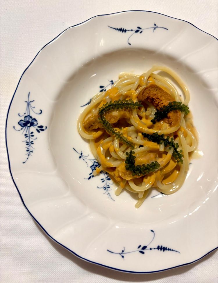 Spaghettone mantecato al burro affumicato, ricci e uva di mare

