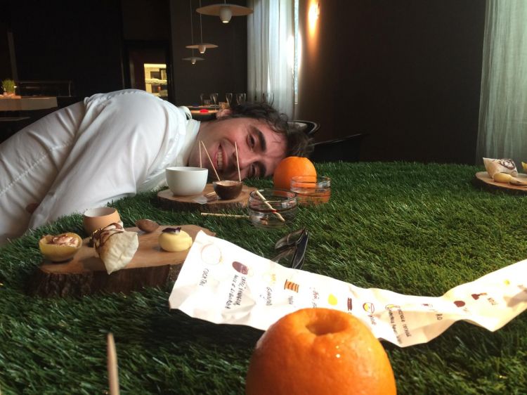 2014 - Chocolat sur l'erbe
«Un’ironica rappresentazione di un prato sul tavolo con una serie di elementi "da giardino”: passando da un’arancia ripiena di un cocktail freddo da spremersi in bocca, ad un guscio d’uovo apparentemente vuoto da raschiare internamente per ritrovare una crema mimetizzata, a un finto sasso masticabile...». Il cameriere accartocciava la carta con le istruzioni del gioco e la gettava sul prato per dare inizio alla degustazione