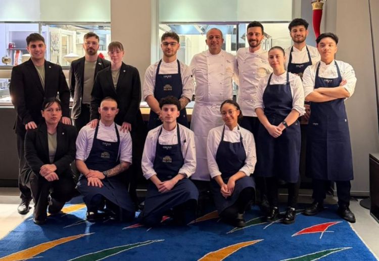 Pino Cuttaia davanti al pass dell'hub, con le 