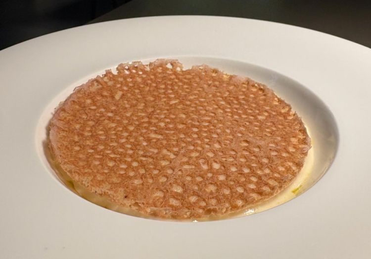 Cr&egrave;me brul&eacute;e di polpo &ndash; &laquo;Alla base il polpo senza la sua pelle, con una crema di cavolfiore. Sopra, una cialda fatta con la pelle del polpo, che diventa la parte croccante. L'abbiamo posata calda, proprio per dare quella sensazione avvolgente, di coccola, che ti d&agrave; una cr&egrave;me brul&eacute;e&raquo;
