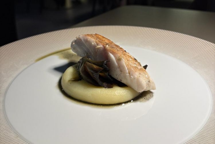 Scampagnata di una cernia &ndash; &laquo;Una cernia cotta leggermente a vapore e poi passata al forno con il grill, su un pur&egrave; leggero di patate e un carciofo alla brace, per ricordare la scampagnata. Con le foglie del carciofo arrostito creiamo un olio che d&agrave; un intingolo dal gusto di barbecue&raquo;
