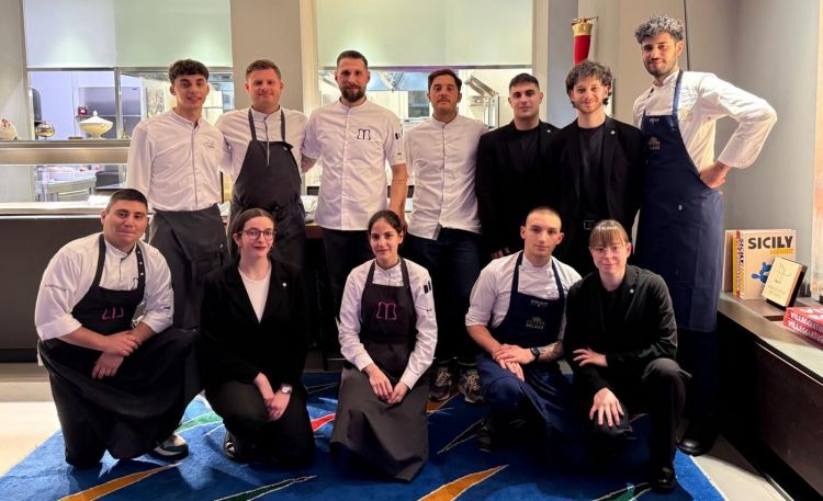 I due chef con le brigate di sala e cucina di Iden