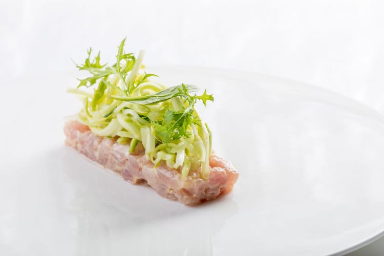 Crudo di ricciola lime, zenzero e puntarelle
