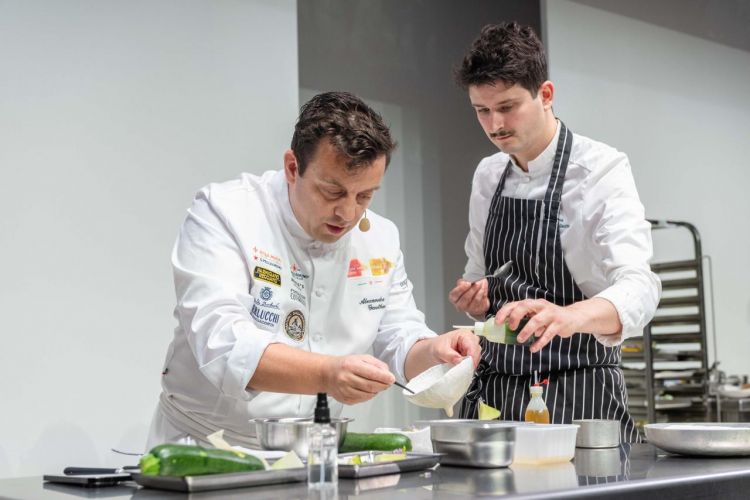 Un momento della preparazione dei piatti