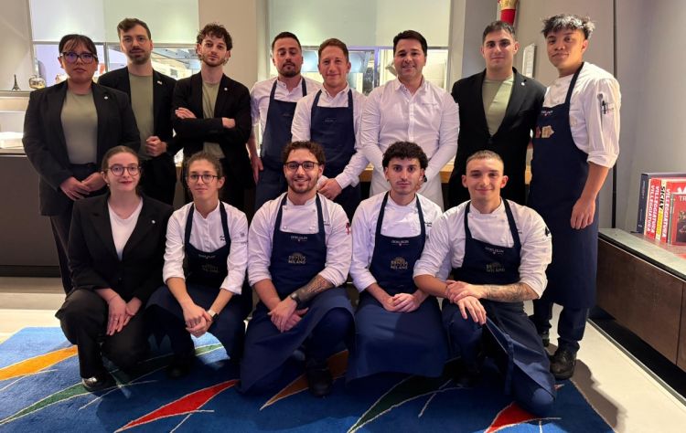 Foto di gruppo, con le brigate di sala e di cucina