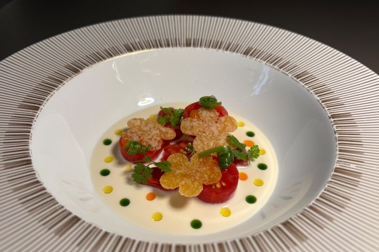 Ajo blanco, pomodori datterini, chips di patate – «L’ajo blanco ha una cremosità semplice, basata su pochi ingredienti, come mandorle tostate e brodo di pollo. Poi lo rendo molto acido. I pomodori portano l’umami, per questa sera abbiamo preparato i datterini in due versioni. Dalle bucce ricaviamo una sorta di olio, quasi un ponzu, con cui spennelliamo i datterini disidratati, che apportano acidità ma anche maggiore dolcezza»