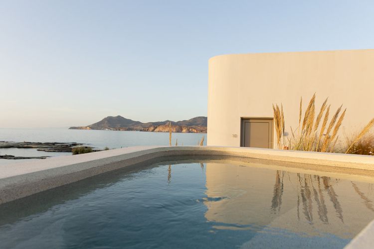 Piscina al White Pebble Suites