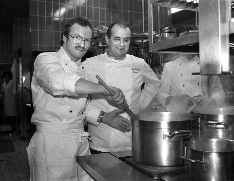 Un giovane Heinz Winkler cucina sotto gli occhi del leggendario Paul Bocuse
