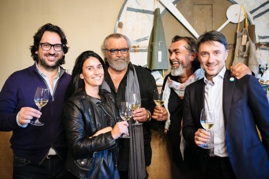 Foto di gruppo. Da sinistra: Massimo e Tiziana Moccagatta, Diego Abatantuono, Stefano Moccagatta e Cesare Turini