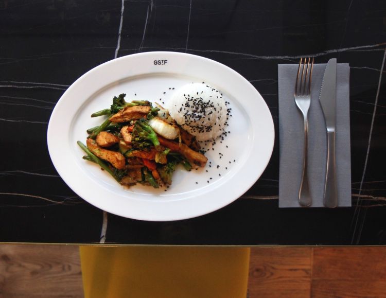 Wok vegetale con riso Thai