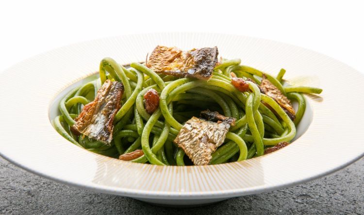 Spaghetti, sedano, missoltini e uvetta all'ani