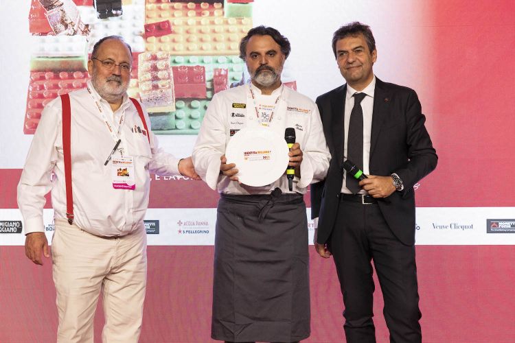 Per il premio Identità di cottura, lo chef Marco Stabile del ristorante Ora d'Aria di Firenze. Premia Mario Moretti, amministratore delegato di Moretti Forni 
