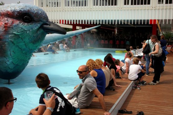 The water in the swimming pool has cooled many of the visitors of Expo during the hottest days 