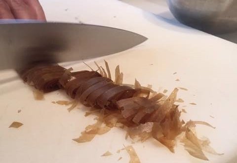 La sfoglia di cipolla viene tagliata per ottenere delle tagliatelle molto speciali