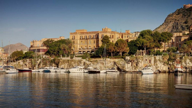 Il Grand Hotel Villa Igiea di Palermo visto dal mare
