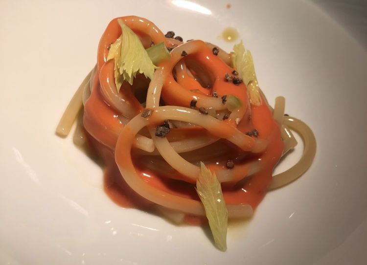 Spaghettone tiepido, ristretto di pesce alla brace, sedano e pomodoro allo zenzero
