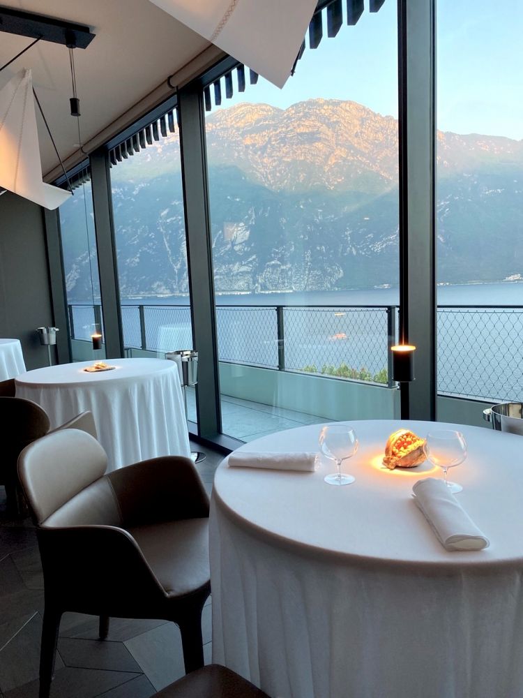 La sala del ristorante SENSO by Alfio Ghezzi all'interno del resort 5 stelle lusso Eala sul Lago di Garda. Foto: Annalisa Cavaleri
