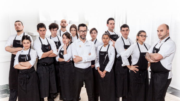 Nella squadra di Quique Dacosta a Denia (nella foto, è a sinistra dello chef)
