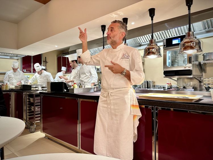Giancarlo Perbellini racconta come si svolgerà la serata allo Chef's Table, con i cuochi che sono già all'opera, operosi, precisi e coordinatissimi. Anche questa è una gran bella componente dell'esperienza