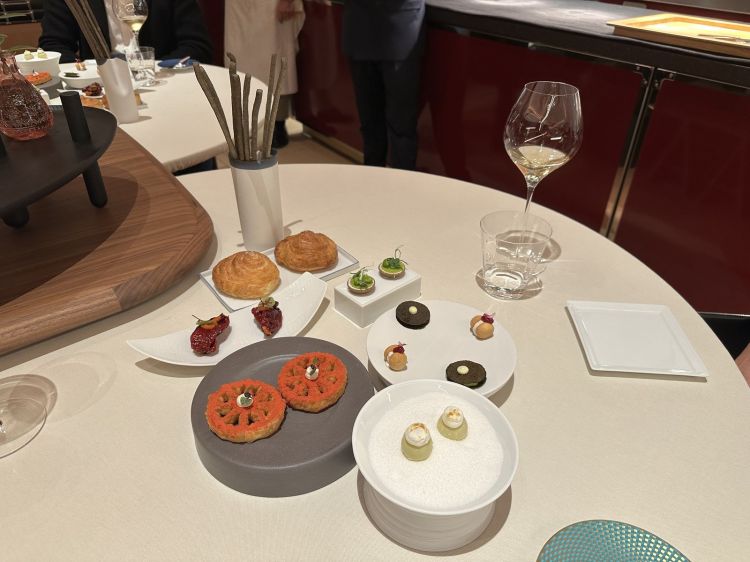 L’inizio: Sfera ripiena di mela verde, Calvados, crema di yogurt e polvere di zenzero; Ruota di sedano rapa, polvere di pomodoro, ricotta affumicata; Croccante di alga nori, maionese al wasabi, guacamole; Bacio dama salato; Tartelletta al malto con rafano e insalata di piselli; Peperone crusco, farcito di pomodoro e parmigiano (quest’ultimo un must di Perbellini, ormai un classico)